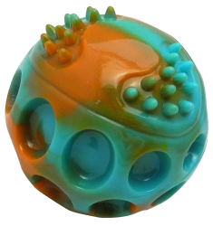 GimDog® PLANET Ball - размер „S“ -  Играчка за кучета – топка „Планета“. Подходяща за носене, отвътре с пищялка, размер „L“. Помага за почистване на зъбите и упражняване на челюстните мускули. 